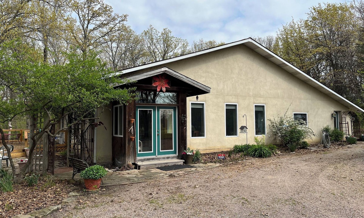 Gober House | Caney Acres - close to Bonham, Tx & Local Lakes. 45 minutes north of McKinney