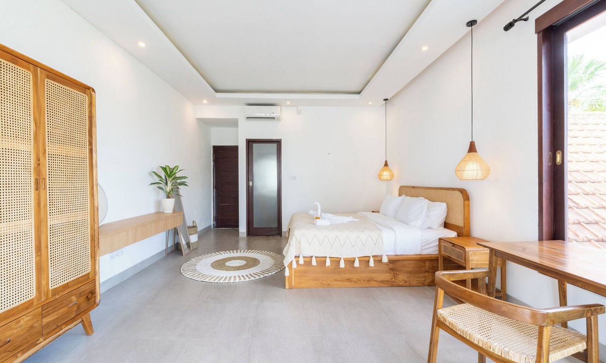 Berawa Villa | Canggu 3BR Private Pool Villa 3Min bike to Berawa Beach & Near Finns Club