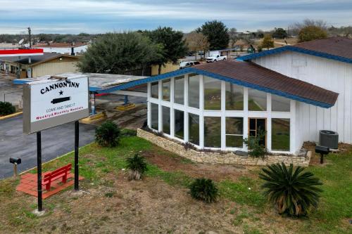 Gonzales Hotel | Cannon Inn By Capital O Gonzales Tx