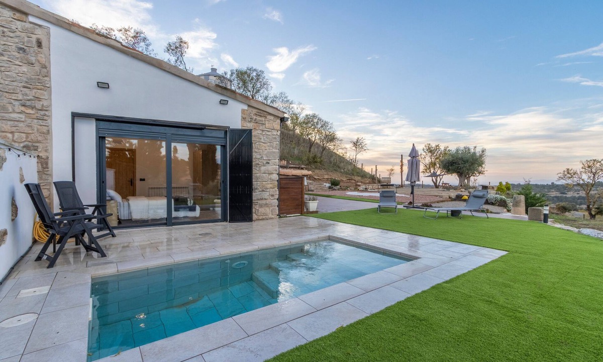 Montoliu de Segarra House | Cantó El Sech: Tourist Home with Pool and Private Enclosed Grounds