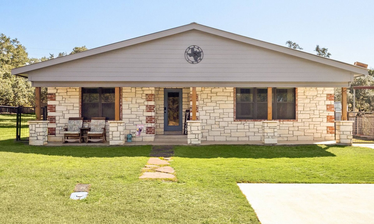 Canyon Lake Ski Chalet | Canyon Lake Farmhouse with Fire Pit & Hot Tub!