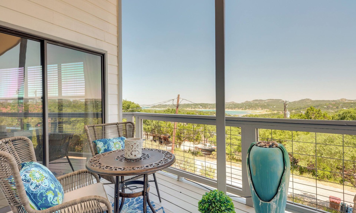Canyon Lake Cottage | Canyon Lake Rental w/Balcony & Lake Views