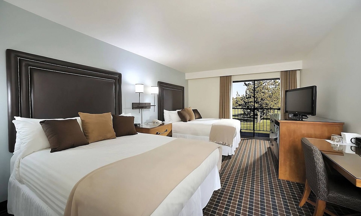 Redmond Hotel | Canyon Rim Luxury Resort Getaway | 3 Units | Near Eagle Crest Resort