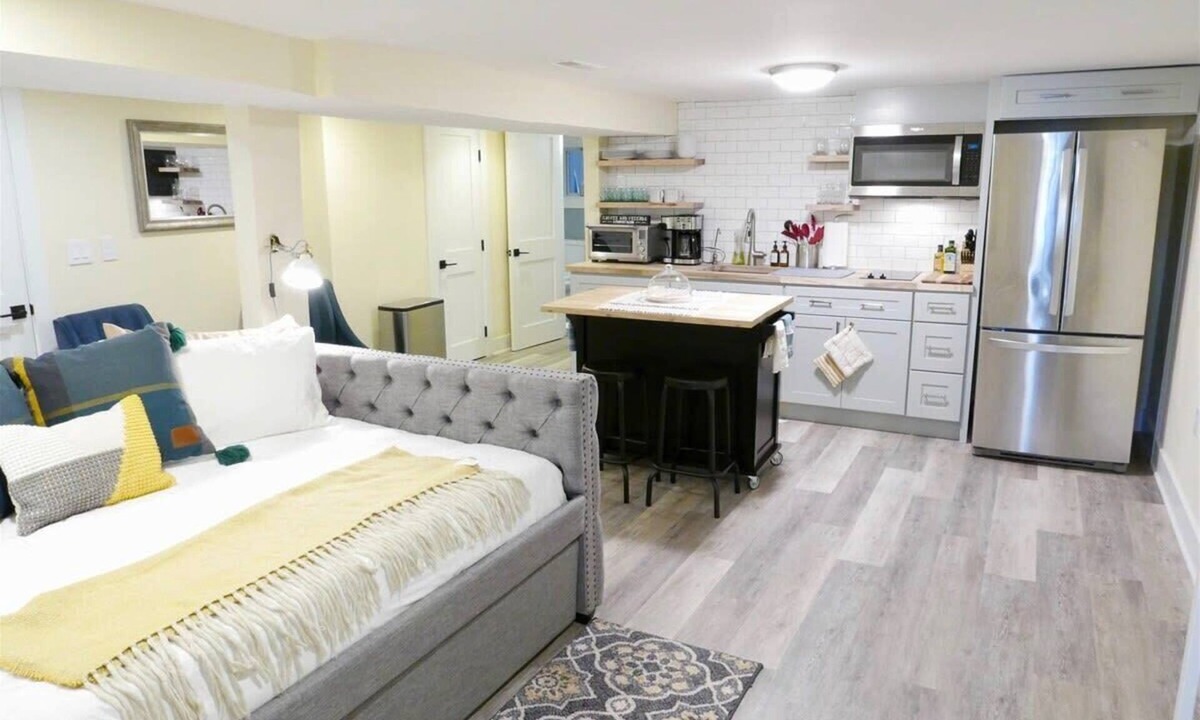 Southeast Apartment | Cap Hill Studio Walk to Metro + Parking, Sleeps 3