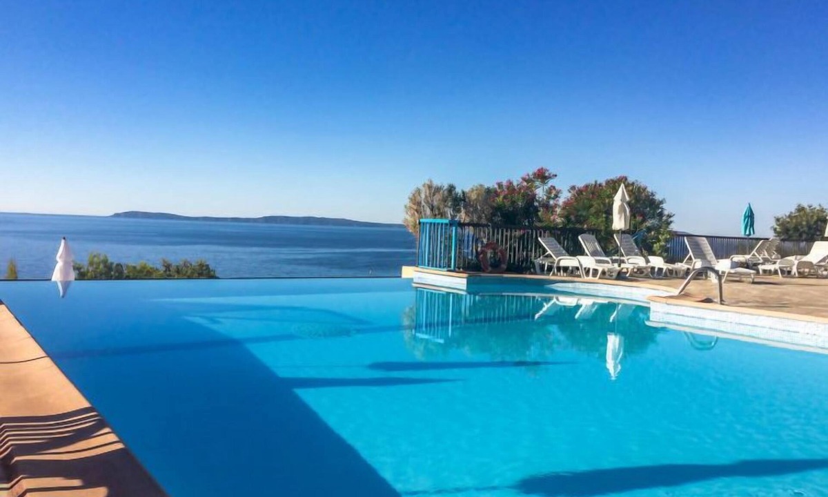 Cavaliere Beach Apartment | Cap Négre : Domaine de la Pinède by Interhome