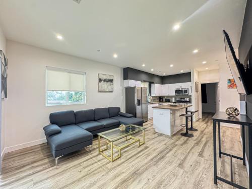 View Park-Windsor Hills House | Capacious house in Mid City - CR3-WIN