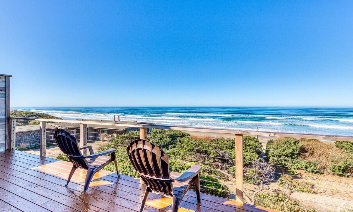Waldport Cottage | Cape Cod Cottages #2: Oceanfront with hot tub!
