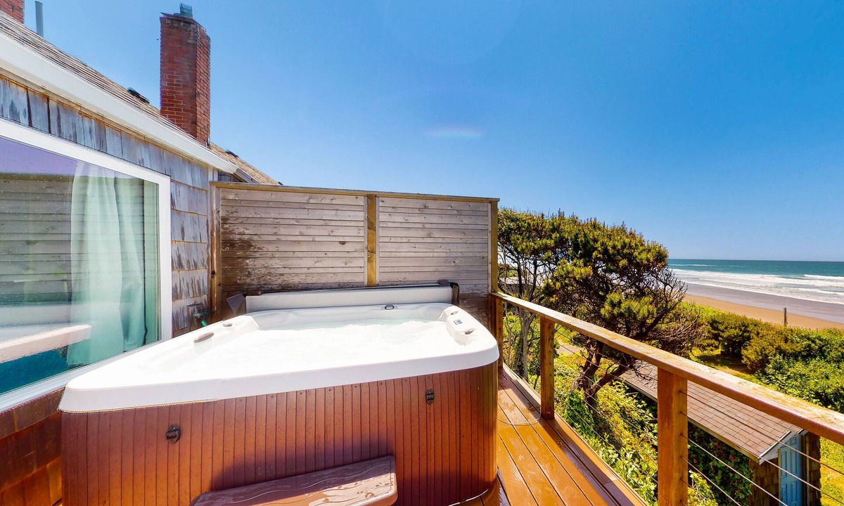 Edgewater Shores Cottage | Cape Cod Cottages 4: Oceanfront with hot tub!