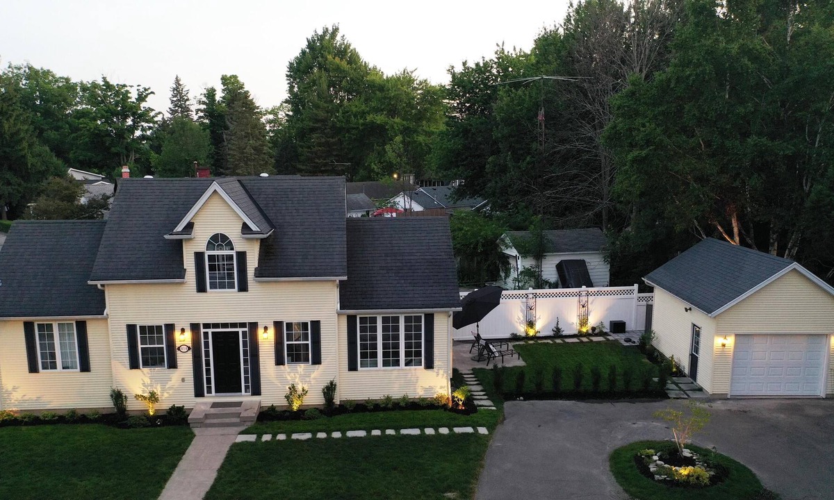 Crystal Beach House | Cape Cod Style Beach House - 10 min. walk to Beach -Sleeps 1-4 Guests- Licensed