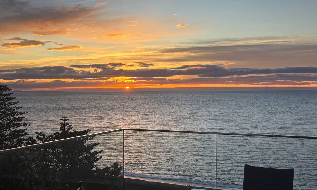 Bluff Hill House | Cape View - Napier Holiday Home