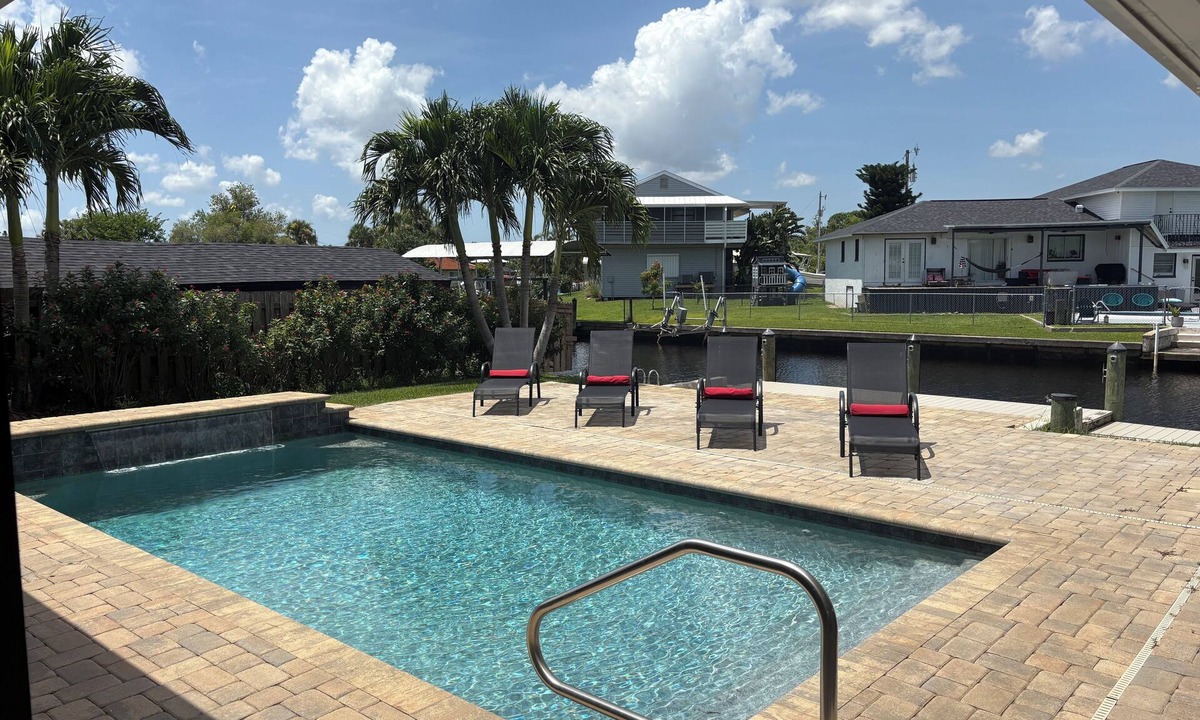 Fort Myers House | Cape Way Florida - North Fort Myers River access Pool home across downtown Ft.M.