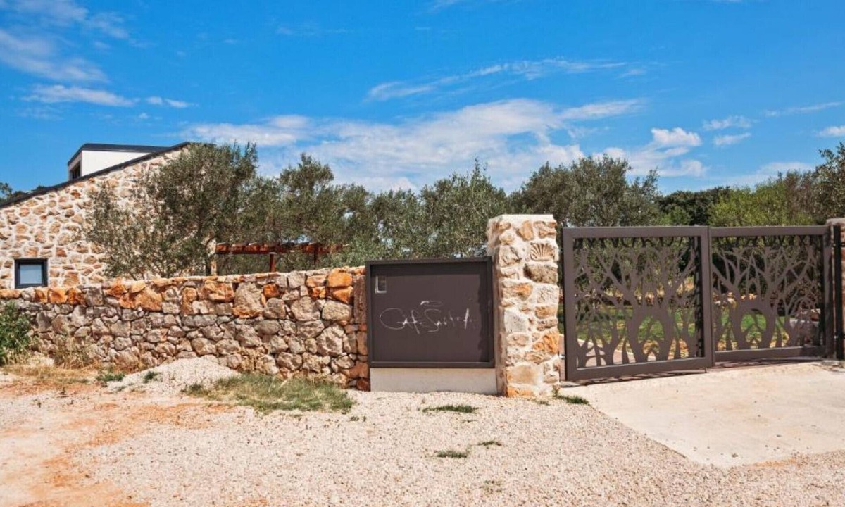Lukoran House | Capisanta Stone Cottage - One Bedroom Holiday Home with Hot Tub