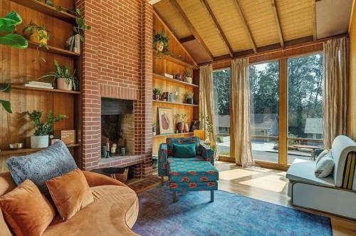 Salem House | Capitol Cabin