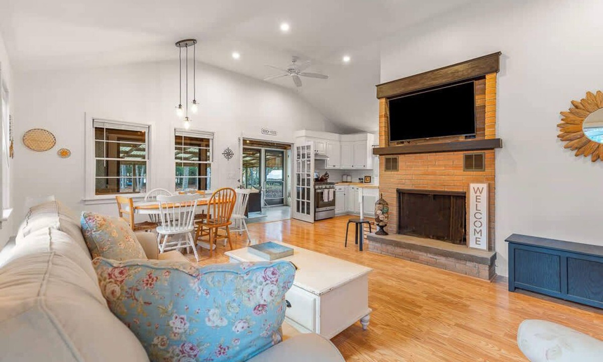 Mashpee House | Cappawack Cottage | Charming 3 BDR w/Fire Pit