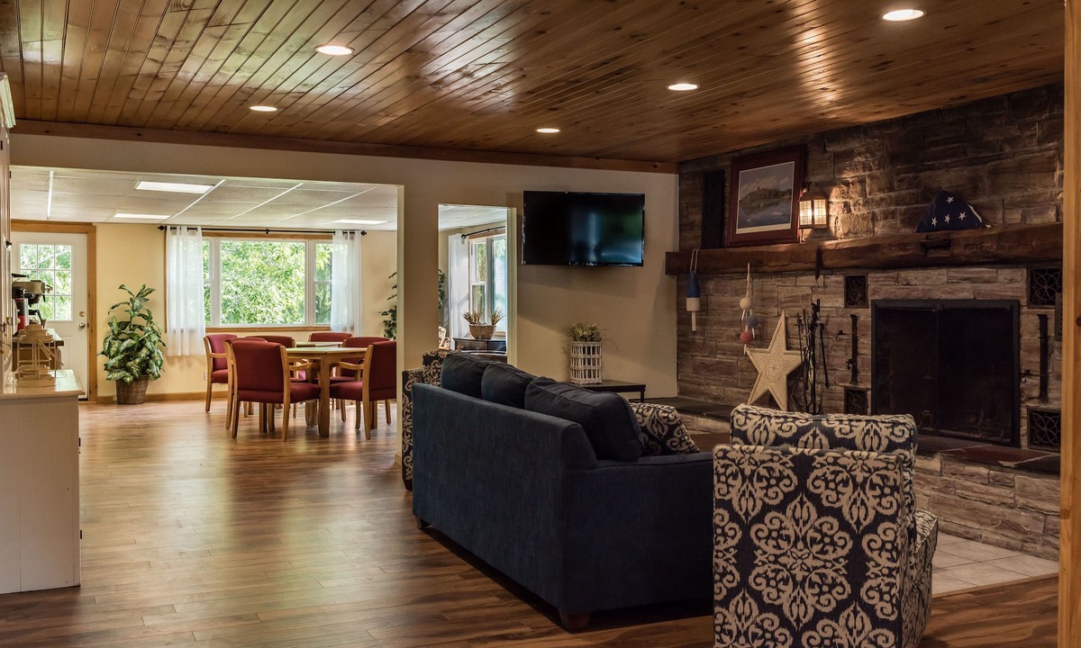 Alexandria Bay Hotel | Capt.'s Inn & Suites