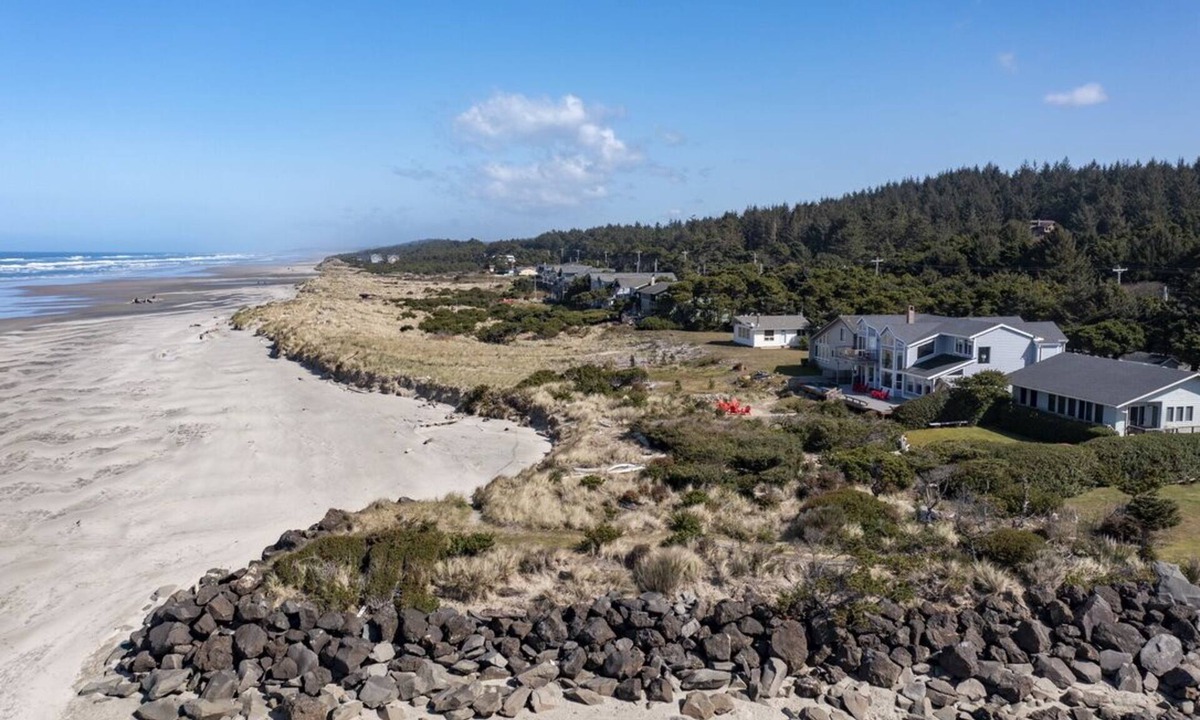 Waldport House | Captain Arnold, Sleeps 10, Beach Access, Oceanfront, BBQ, WiFi, Hot Tub