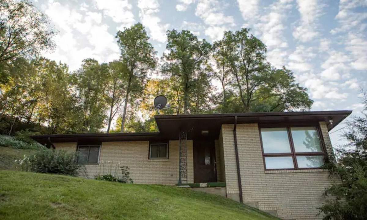 East Dubuque House | Captain Merry Bluffside Villa