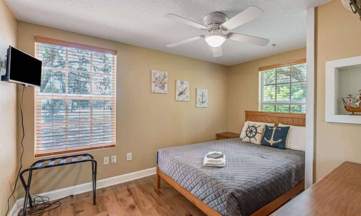 Chassahowitzka Bed & Breakfast | Captain room