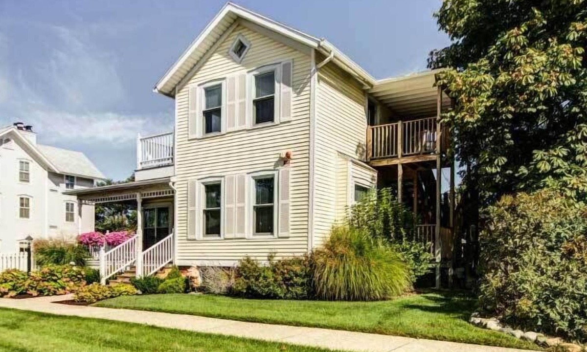 Grand Haven Cottage | Captain's Cottage Suites