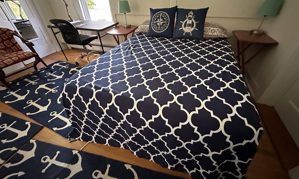 Bath House | Captain's Guest Room. Discover the authenticity & great value!