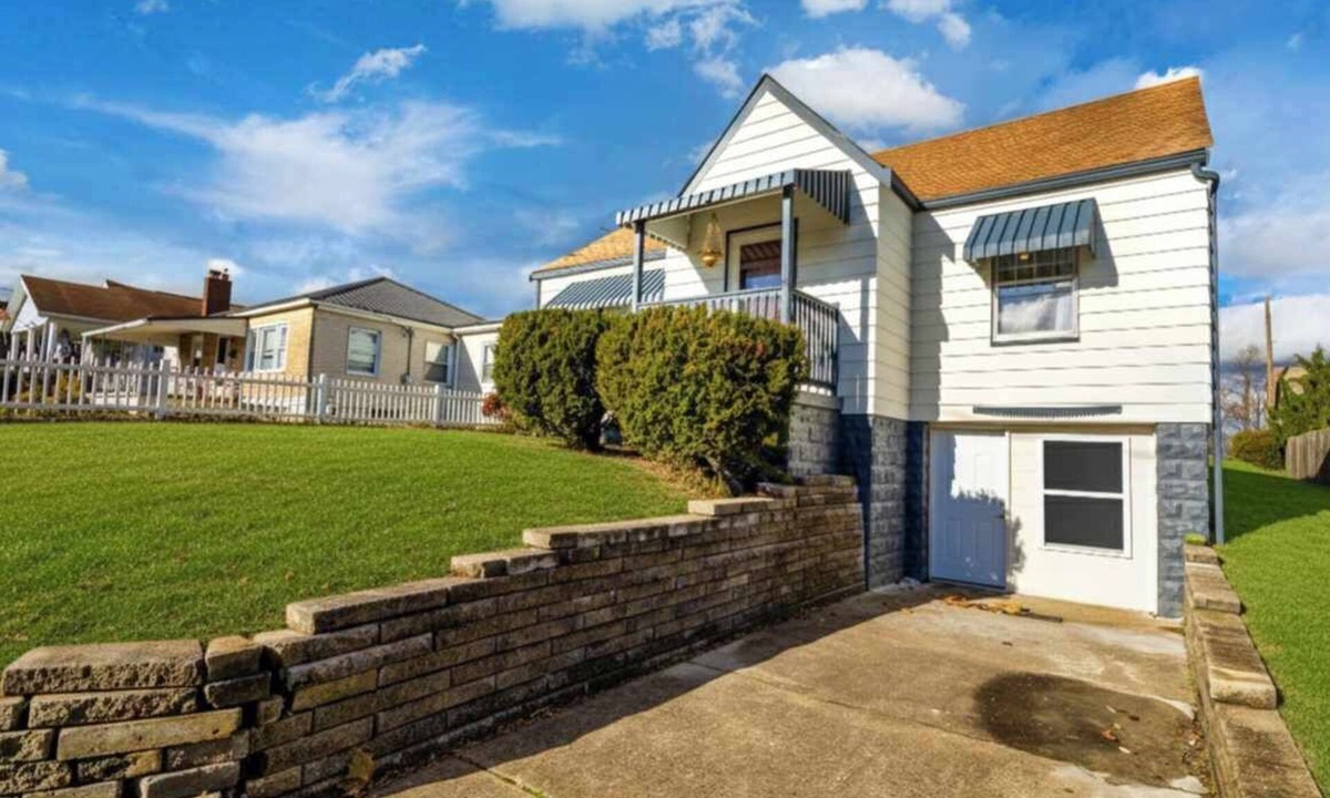 Steubenville House | Captain's Landing-Spacious 4Bedroom Near Campus Parks & Dining FREE PIZZA