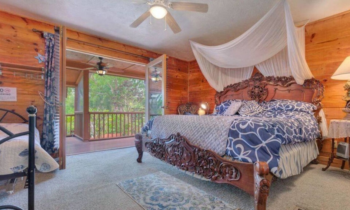 Lake Helen Bed & Breakfast | Captain's Room on Cabin on the Lake
