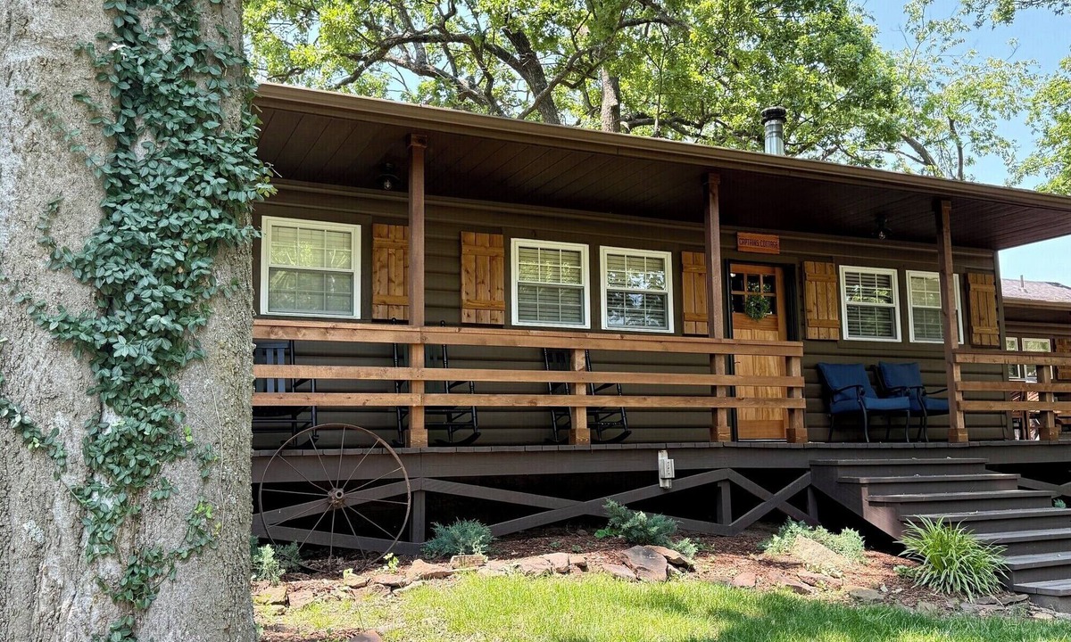 Cleora Cabin | Captains Cottage w/cozy wood burning fireplace