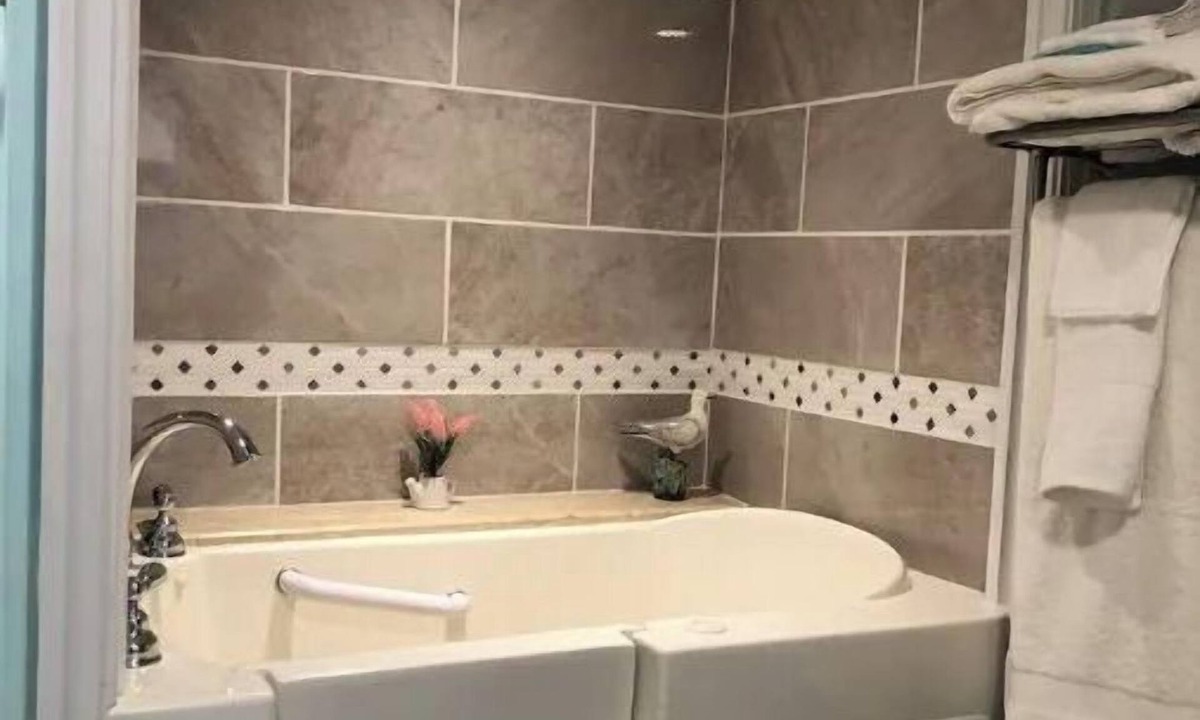 Gouverneur Apartment | Captain’s Quarters at Water’s Edge