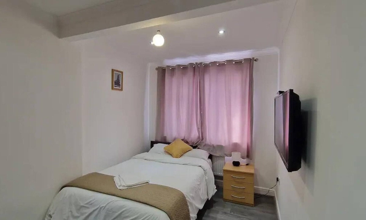 Clayhall Apartment | Captivating 2-Bed Apartment in Ilford