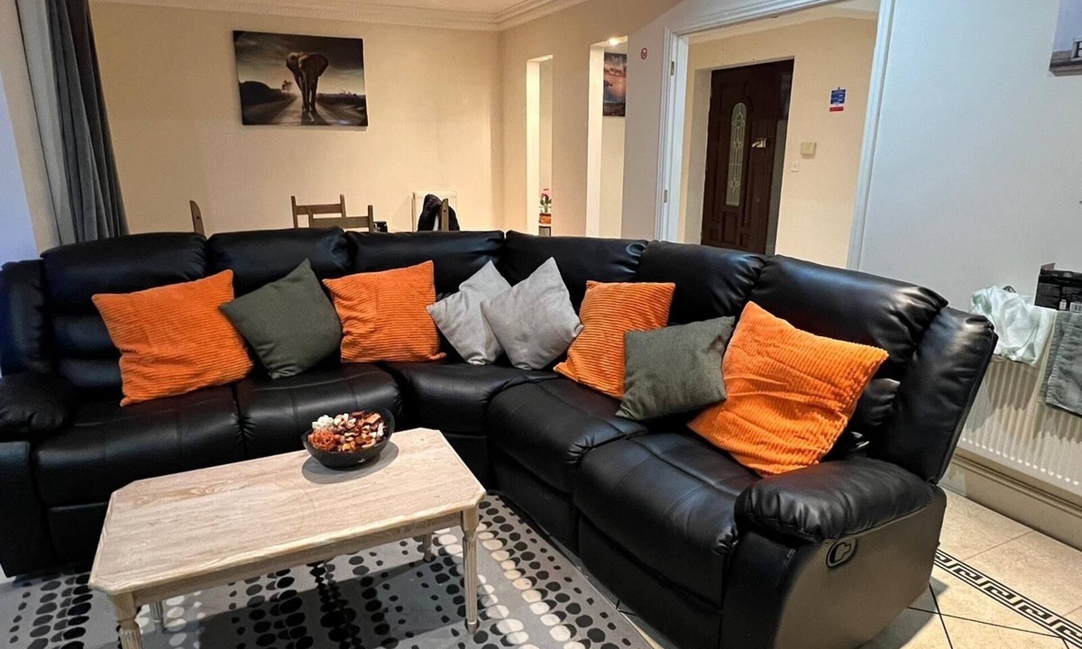 Knowle Sands House | Captivating 5-Bed House in Milton Keynes