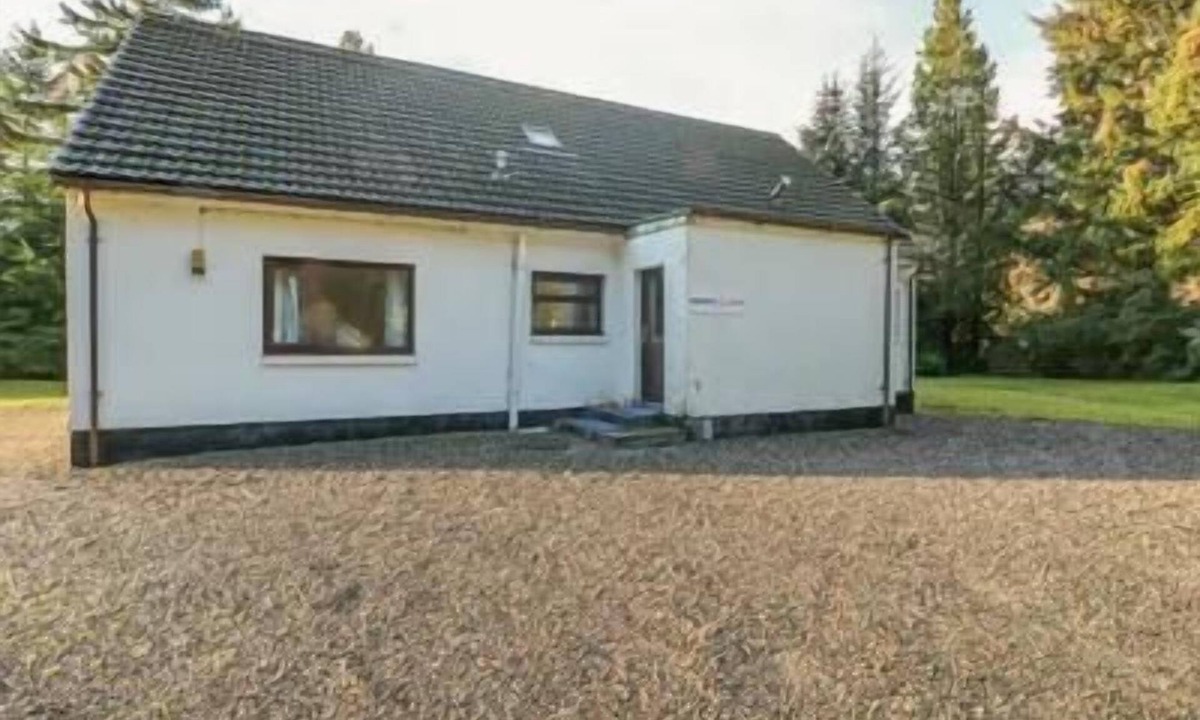 South Laggan Cottage | Captivating 5-Bed Cottage with private hot tub