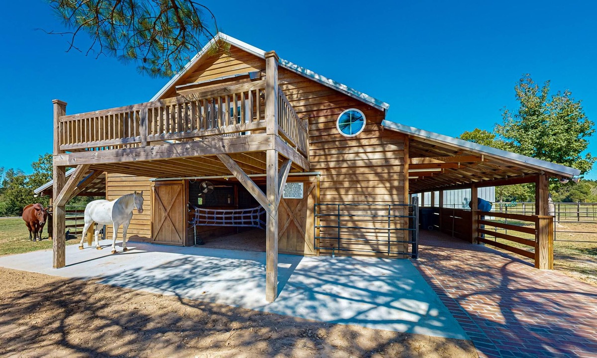 Tylertown Apartment | Captivating barn loft w/scenic views, outdoor charcoal grill, firepit & AC