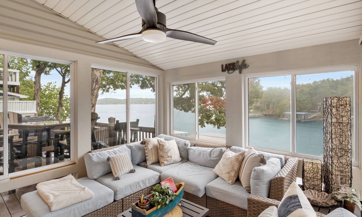 Village of Four Seasons House | Captivating Views, Amazing Design and Lake Living