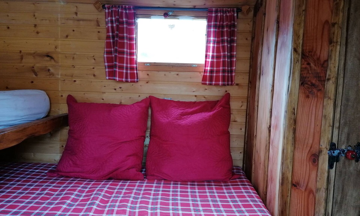 Celles-sur-Plaine Cabin | CAPUCINE trailer