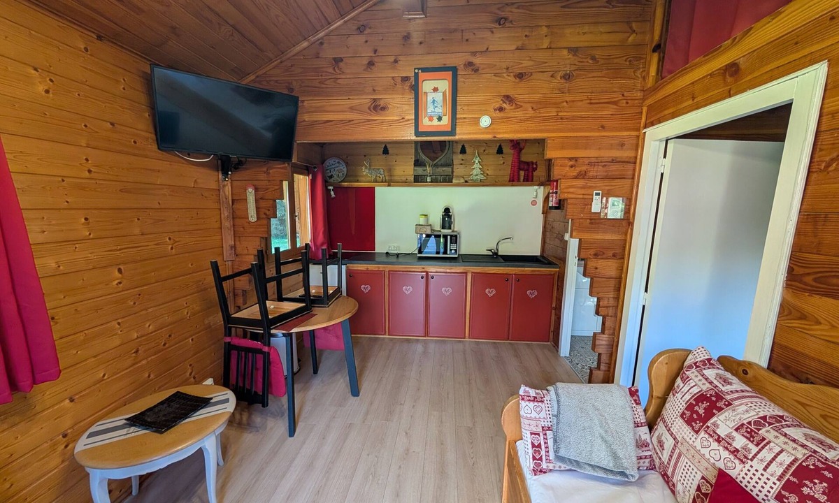 Vaulnaveys-le-Bas RV Rental | Caravan “Chalet Bouton d'Or” with Shared Pool