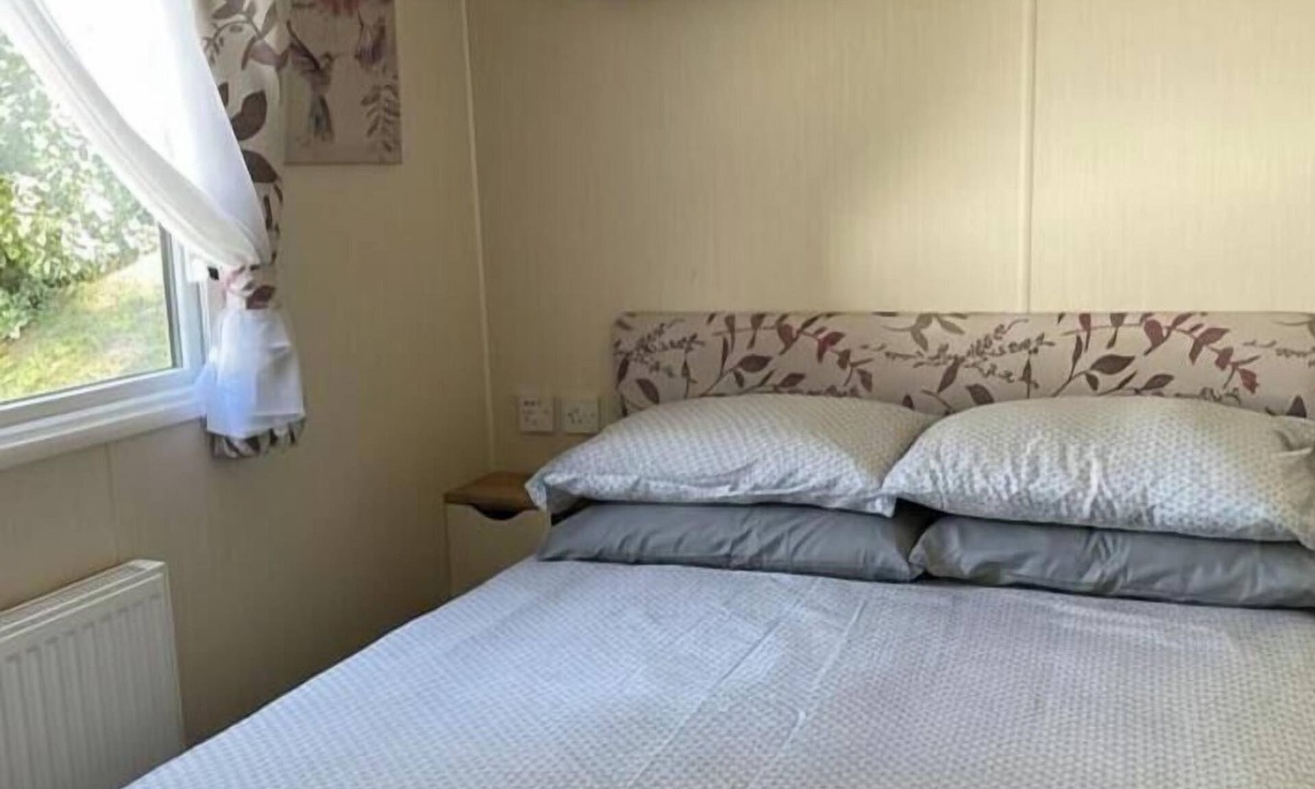 St Leonards-On-Sea Cabin | Caravan - sleeps 6 & parking