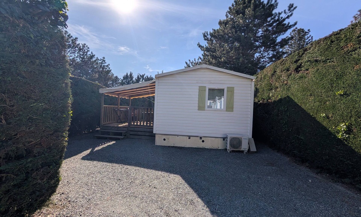 Vaulnaveys-le-Bas RV Rental | Caravan “Mobil Home Venus No. 22” with Shared Pool