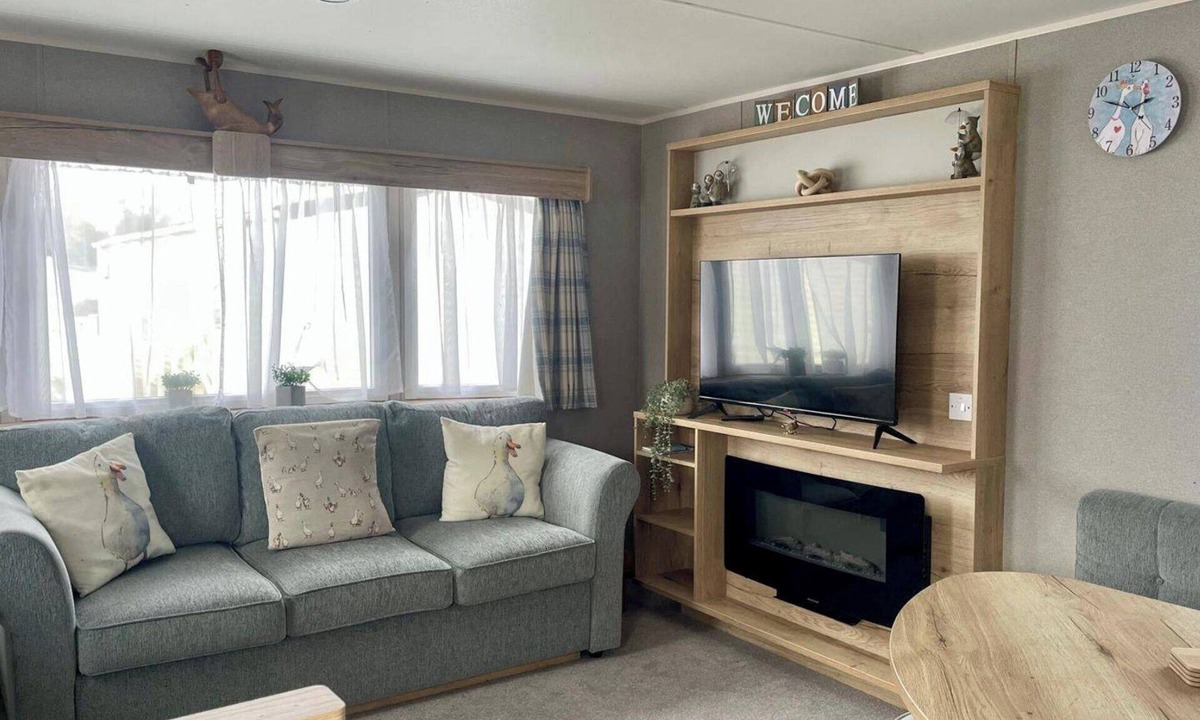 South Cerney Cabin | Caravan Sleeps 6 with Pool Access