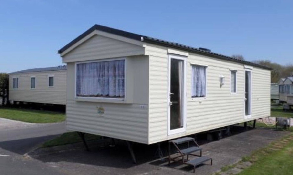 Burnham-on-Sea Ski Chalet | Caravan Sleeps 4 with Free Parking