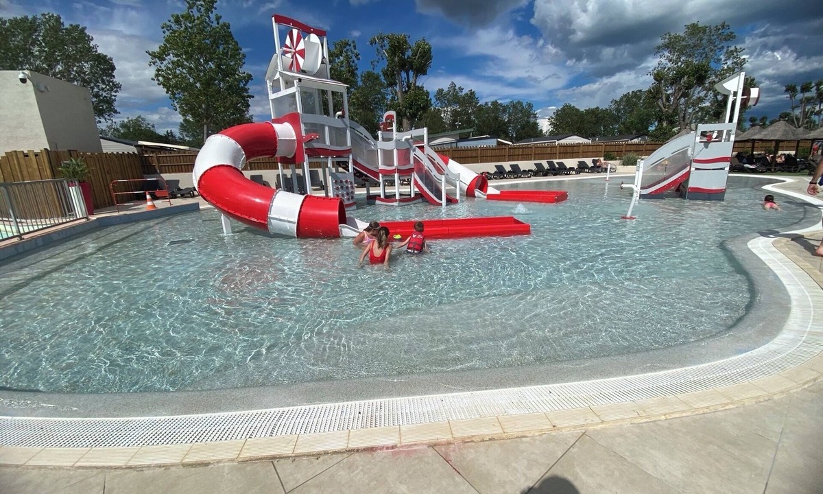 Vendres Apartment | Caravan 'Valras Plage 5 Étoiles' with Shared Pool, Wi-Fi and Air Conditioning