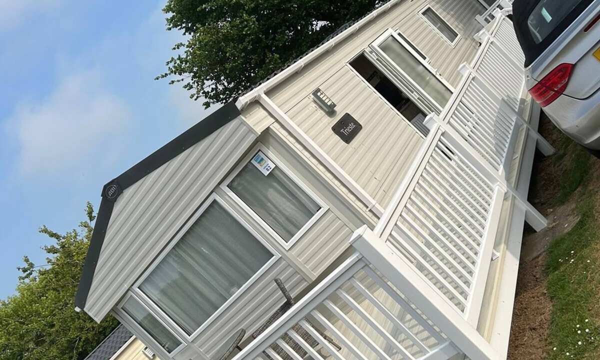 Newquay Cabin | CaravanSleeps4-Beachfront-Garden-Patio