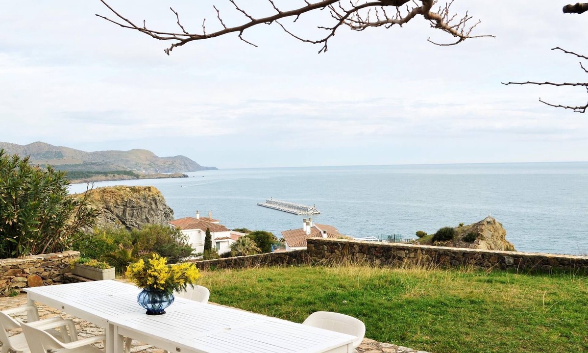 Llanca Villa | CARBONERES 2 Large house on the sea front