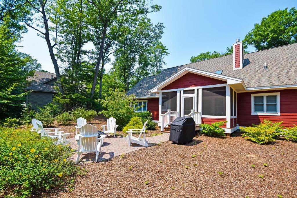 Glen Arbor House | Cardinal Corner