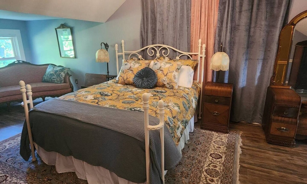 Montgomery House | Cardinal Farm-The Cardinal Suite