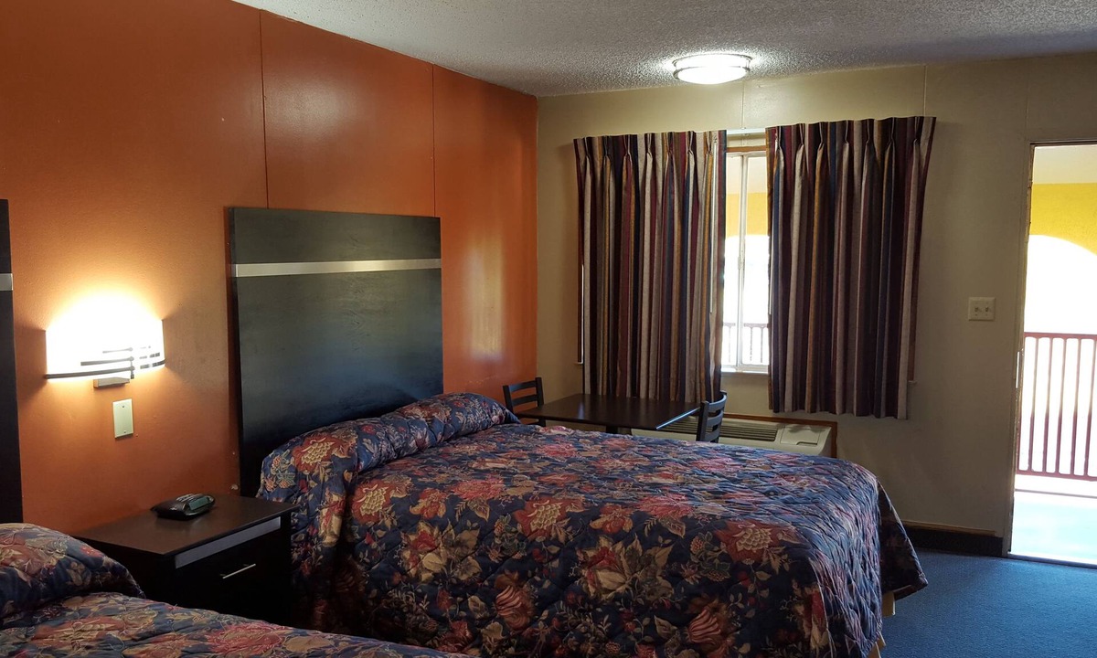 Flatonia Hotel | Carefree Inn Flatonia