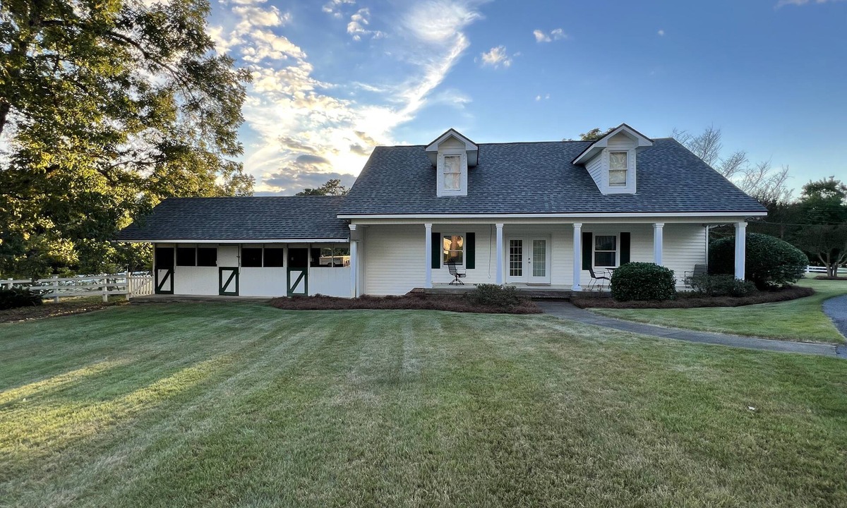 Phenix City Cottage | Caretakers Cottage with pool
