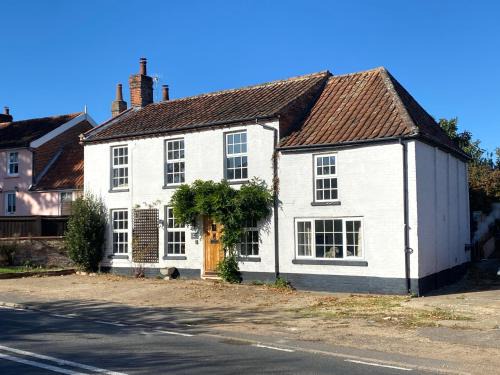 Little Glemham House | Carlton Cottage Country Retreat - Perfect for Ipswich - Aldeburgh - Southwold - Thorpeness - Sizewell B - Sizewell C - Sleeps 13