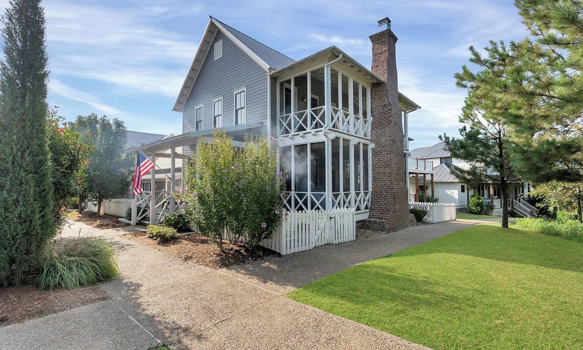 Eufaula House | CARLTON LANDING! 3-Porches, Partial lake views, Putting green and Fire pit.