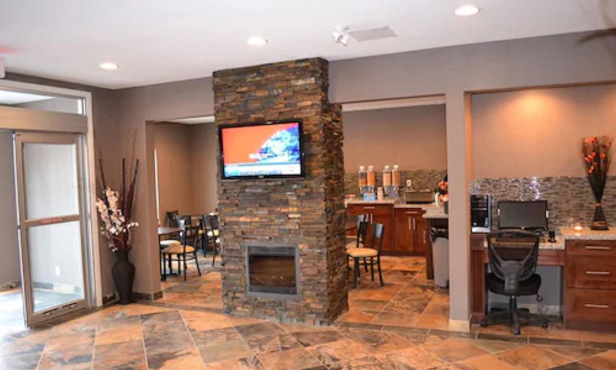 Carlyle Hotel | Carlyle Western Star Inn & Suites