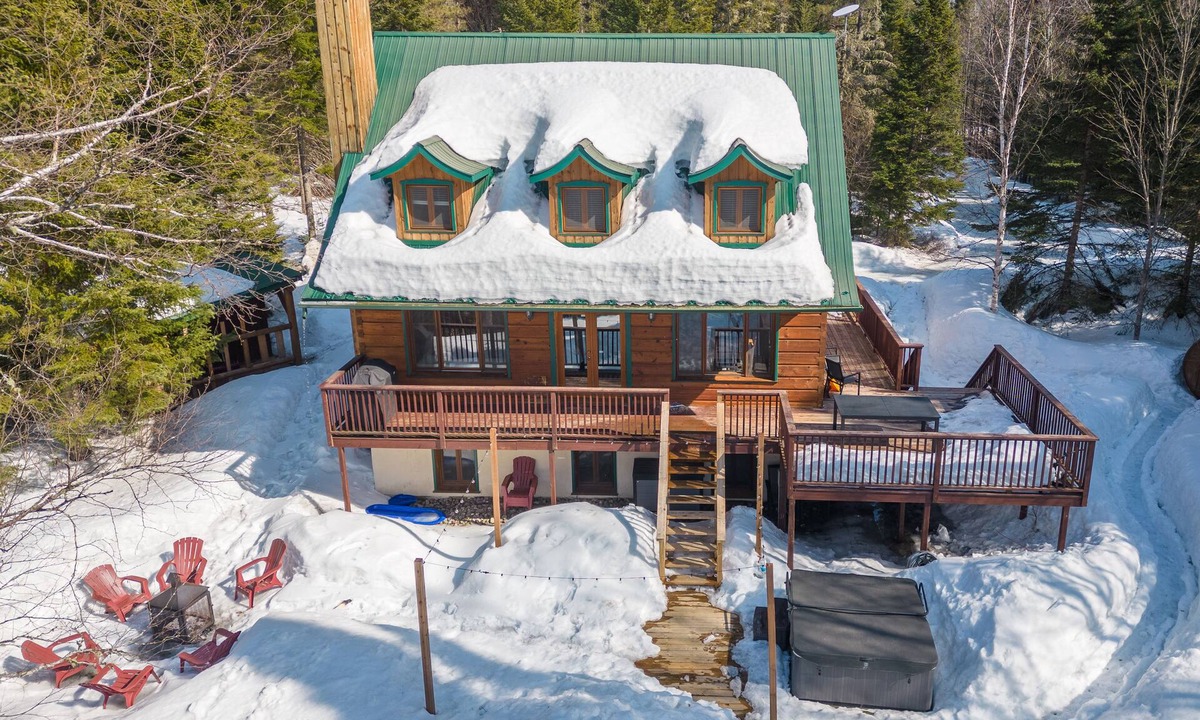 Lac-Superieur Ski Chalet | Carmen: waterfront chalet w/spa & sauna